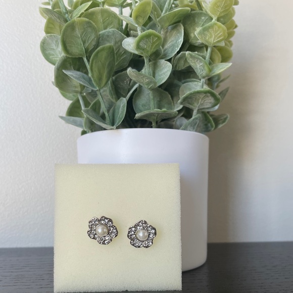 Silver & Pearl Floral Stud Earrings - Picture 4 of 6